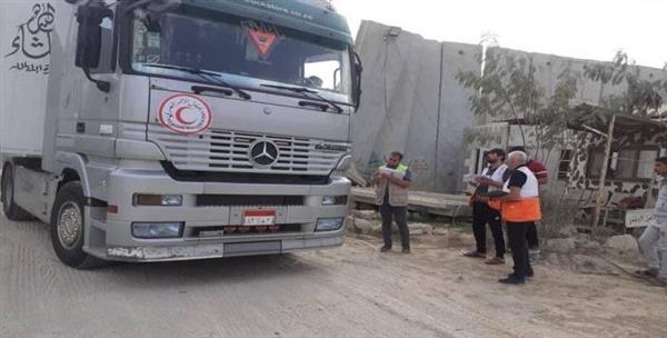 دخول 7 شاحنات وقود غزة ووصول 17 سيارة إسعاف إلى الجانب المصري من معبر رفح