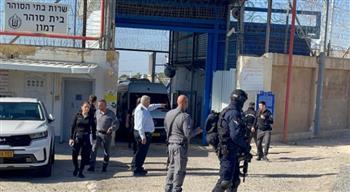   الاحتلال الإسرائيلي يعتدي على ذوي الأسرى أمام سجن عوفر في رام الله حيث ينتظرونهم