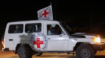   بث مباشر.. سيارات الصليب الأحمر تنقل الأسرى لدى حماس