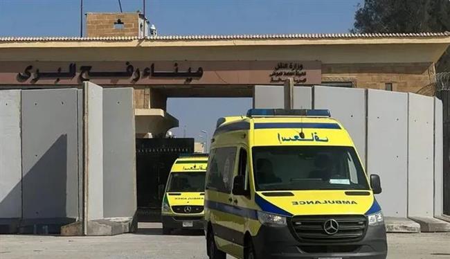 إدخال سيارتي إسعاف مصريتين إلى قطاع غزة