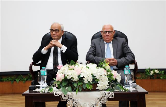 بورسعيد.. وزير التعليم والمحافظ يعقدان اجتماعا مع القيادات التعليمية بالمحافظة