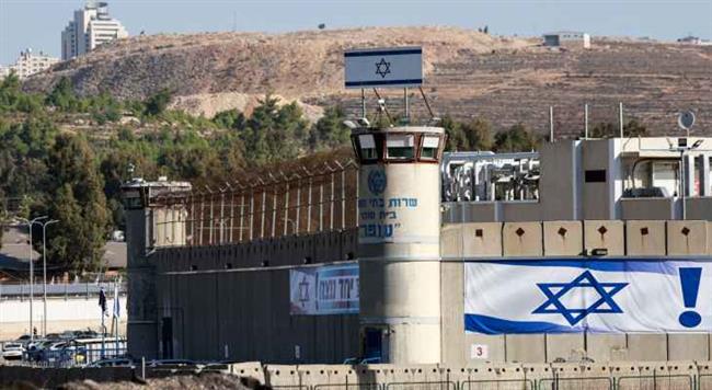 إصابة 31 فلسطينيا في مواجهات مع الجيش الإسرائيلي أمام سجن عوفر