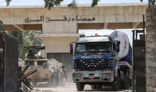 عاجل.. بدء عودة شاحنات الوقود إلى معبر رفح بعد أن أفرغت حمولاتها في الجانب الفلسطيني