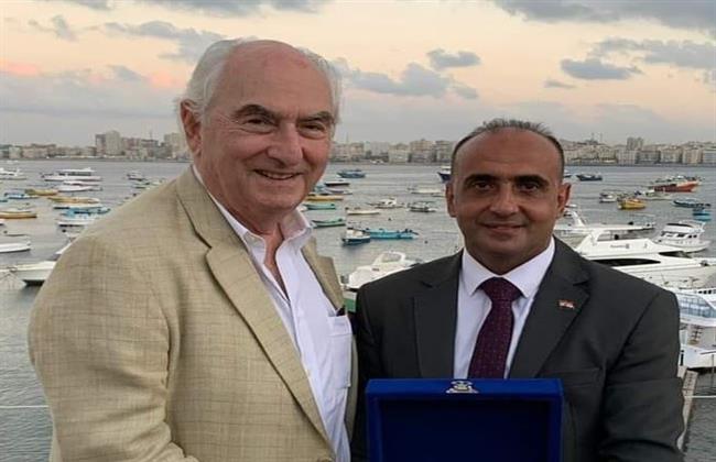 في نهاية جولته.. الأمير عباس حلمي يكرم مدير عام آثار الإسكندرية