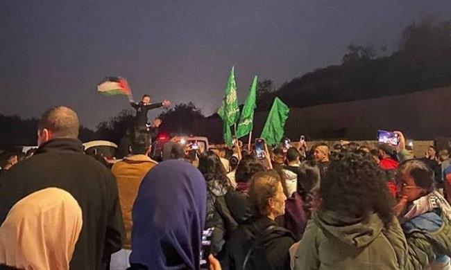 استقبال حار للأسرى الفلسطينيين المفرج عنهم من السجون الإسرائيلية