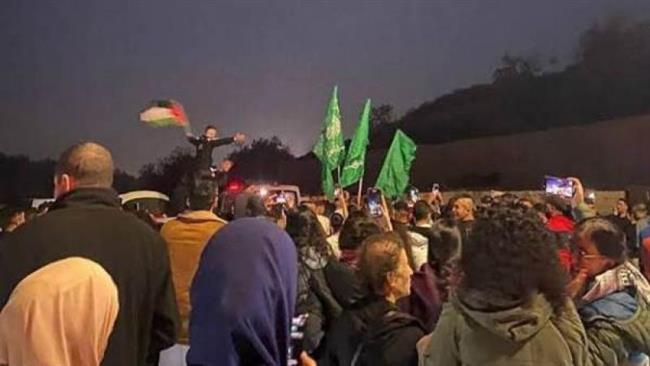 وصول الأسرى الفلسطينيين المفرج عنهم إلى الضفة الغربية