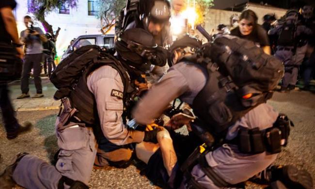 الاحتلال الإسرائيلي يقمع فلسطينيين ينتظرون ذويهم في محيط سجن عوفر