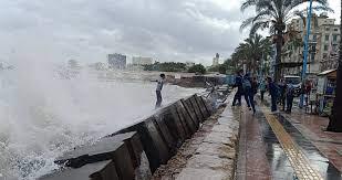   أمطار بالإسكندرية وارتفاع موج البحر ليصل إلى الكورنيش