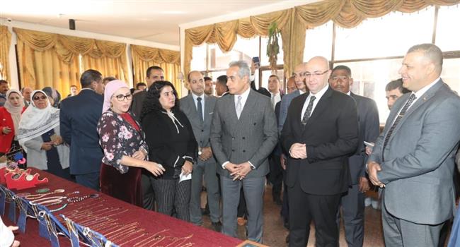 محافظ بني سويف و وزير العمل يُكرمان المتميزات ضمن مشروع تنمية المهارات