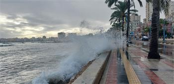   أمطار غزيرة على الإسكندرية وارتفاع الأمواج يتراوح من  3 - 4 أمتار