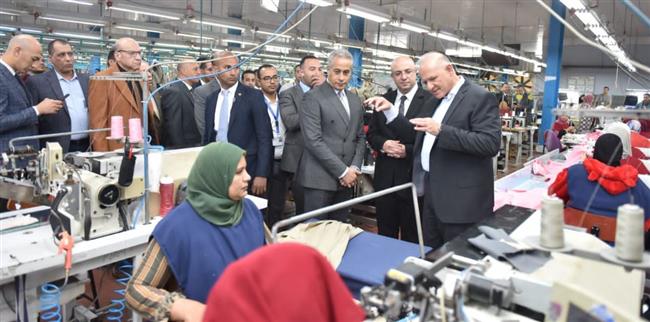 وزير العمل يزور الشركة السويسرية للملابس الجاهزة ببني سويف
