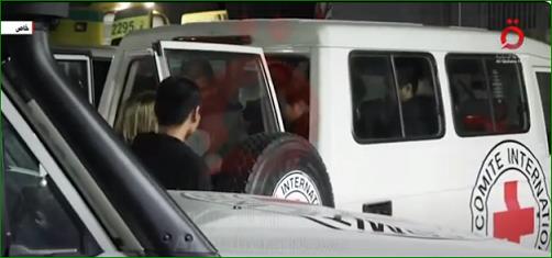 القاهرة الإخبارية: الوفد الأمني المصري يتسلم المحتجزين الإسرائيليين من الصليب الأحمر