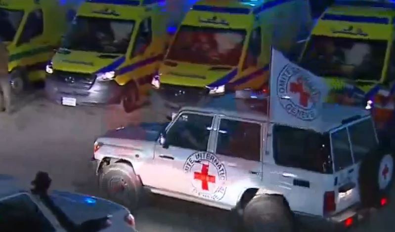 قافلة الصليب الأحمر الدولي تغادر معبر "رفح" بعد استلامها المحتجزين