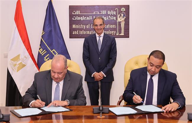 المصرية للاتصالات توقع عقد إنشاء المرحلة الثانية من مركز بيانات إقليمي