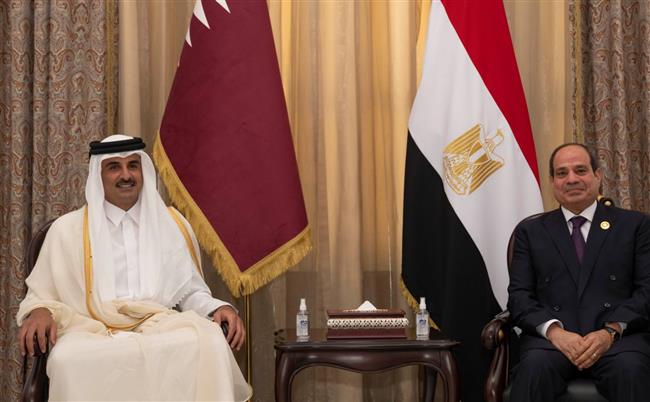 أمير قطر يتسلم رسالة خطية من الرئيس السيسي تتعلق بالعلاقات الثنائية