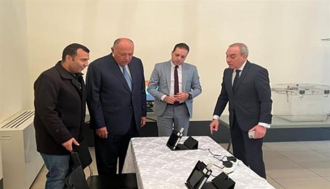 شكري يتفقد الاستعدادات الأخيرة لعقد انتخابات المصريين في الخارج في سفارة مصر بباريس