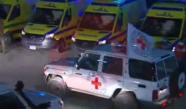 قافلة الصليب الأحمر الدولي تغادر معبر "رفح" بعد استلامها المحتجزين