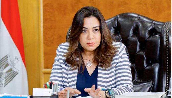 محافظ دمياط تتابع أعمال الرصف بالأسفلت بغيط النصارى