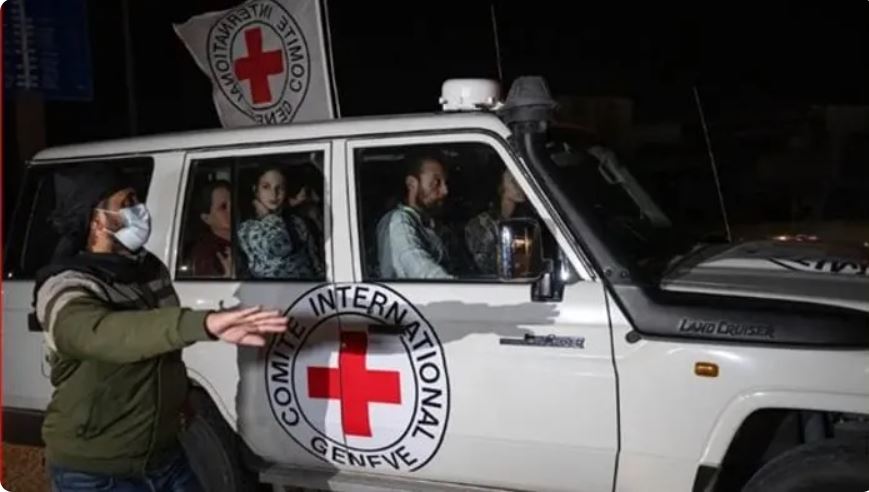 الصليب الأحمر تسلم الدفعة السادسة من المحتجزين الإسرائيليين