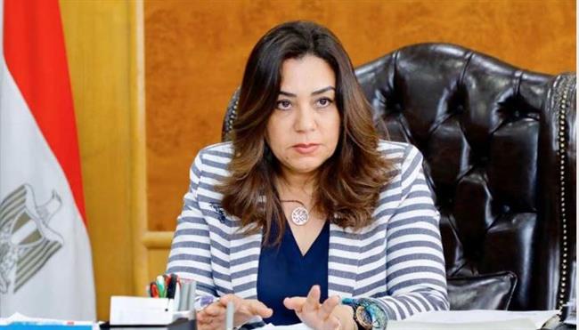 محافظ دمياط تتابع أعمال الرصف بالأسفلت بغيط النصارى