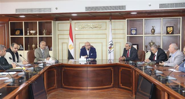 محافظ بني سويف يعقد اجتماعا لتذليل معوقات منظومة العمل بمشروع النقل الجماعي