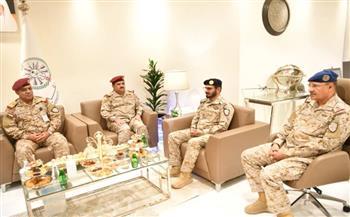 قائد قوات تحالف دعم الشرعية في اليمن ووزير الدفاع يبحثان أوجه التعاون المشترك