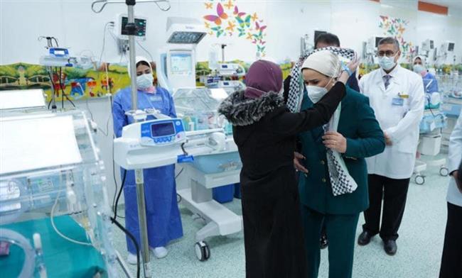 أم فلسطينية تهدي السيدة انتصار السيسي كوفية فلسطين تقديرا لدور مصر 