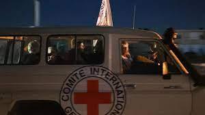   الإذاعة الإسرائيلية: تسليم 10 رهائن إلى الصليب الأحمر
