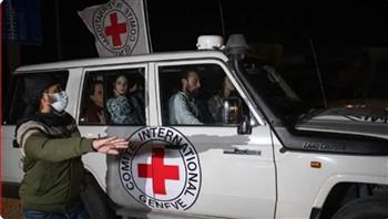  الصليب الأحمر تسلم الدفعة السادسة من المحتجزين الإسرائيليين