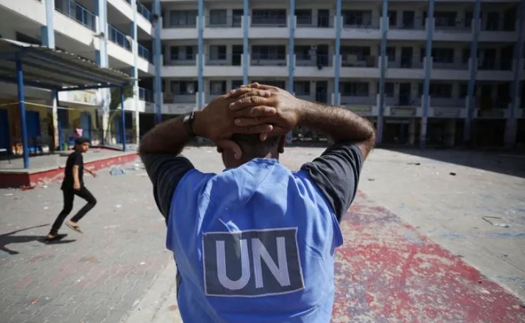 مدير الأونروا في غزة: علم الأمم المتحدة لم يعد كافيا لحماية الفلسطينيين