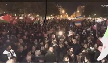   احتشاد المتظاهرين في باريس للمطالبة بوقف إطلاق النار بغزة.. فيديو