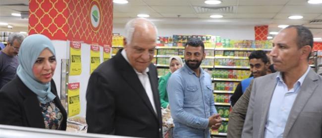 محافظ الجيزة يتفقد عدد من السلاسل التجارية والمخابز البلدية بالعجوزة والمنيرة 
