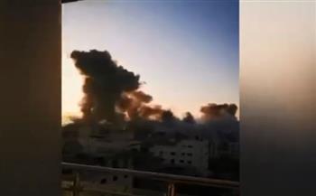   قطات لتصاعد أعمدة دخان سوداء كثيفة من محيط مستشفى القدس