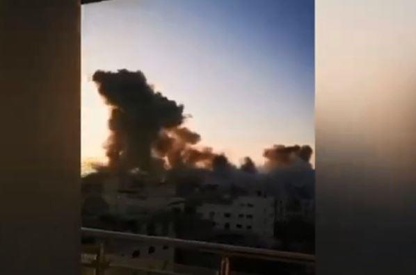 قطات لتصاعد أعمدة دخان سوداء كثيفة من محيط مستشفى القدس