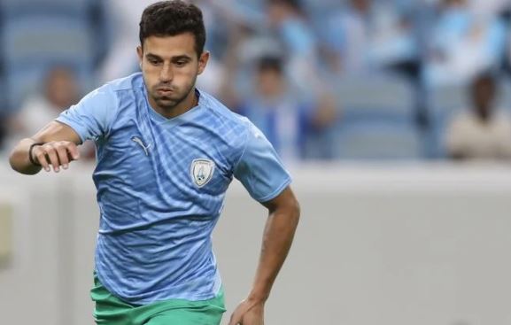 لعبه عنيف.. تغريم وإيقاف حمدي فتحي مباراتين في الدوري القطري