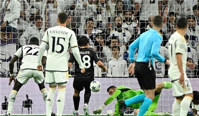 ريال مدريد يفوز على نابولي 4-2 ويضمن صدارة مجموعته بأبطال أوروبا