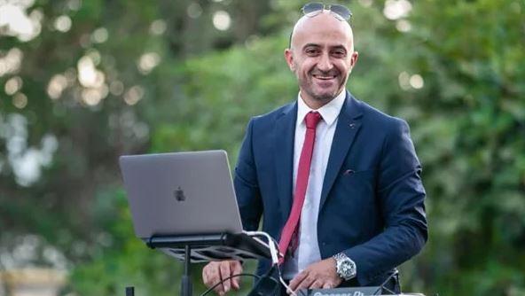 ارضاء لوجه الله ونصرة للدين.. فنان شهير يعلن اعتزاله