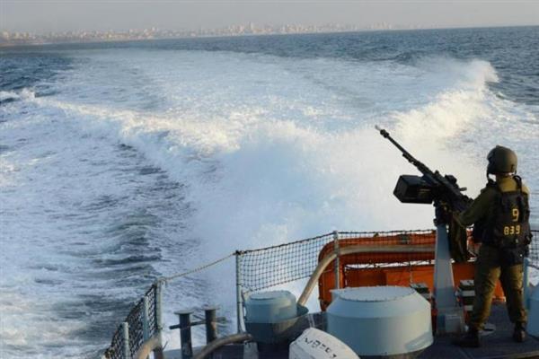الزوارق الحربية الإسرائيلية تحرق مراكب الصيادين في ساحل رفح