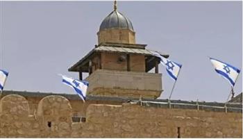   الاحتلال يرفع العلم الإسرائيلى على مسجد بمخيم الفوار بالضفة الغربية