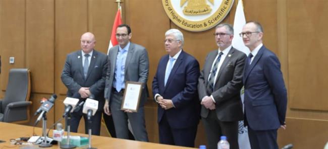  وزير التعليم العالي يلتقي وفد الكلية الملكية للجراحين في أدنبرة بالمملكة المتحدة