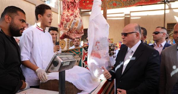 محافظ القاهرة يفتتح معرضا لبيع السلع الغذائية بسعر المصنع بعين شمس