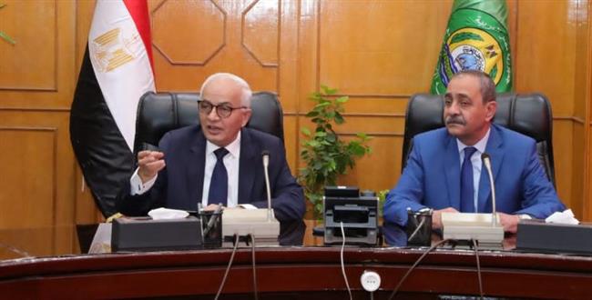 وزير التربية والتعليم ومحافظ الإسماعيلية يعقدان اجتماعا مع قيادات ومديرى الإدارات التعليمية بالمحافظة