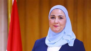   وزيرة التضامن تتفقد معرض الأسر المنتجة بقرية عثمان بن عفان بالفرافرة