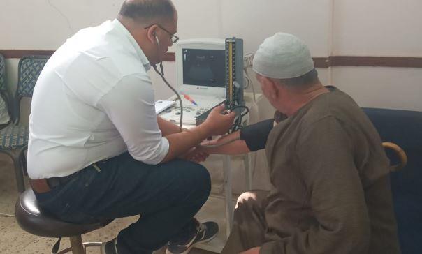تقديم خدمات طبية لأكثر من 500 مواطن خلال تنفيذ قافلتين سكانية - طبية بالرحمانية و إيتاي البارود 