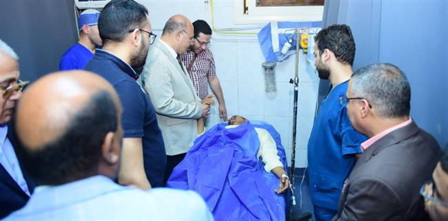 حادث طلاب سوهاج.. رئيس الجامعة يطمئن على الوضع الصحى للمصابين