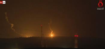   "القاهرة الإخبارية" تعرض لحظة سقوط قنابل ضوئية إسرائيلية على قطاع غزة