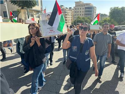 "مسيرة بالتوابيت" للصحفيين احتجاجا على قتل الاحتلال الإسرائيلي للمراسلين في قطاع غزة