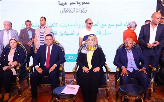 وزيرة التضامن ومحافظ الدقهلية يعقدان لقاء موسعاً بصيادي بحيرة المنزلة بمركز المطرية