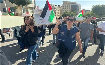   "مسيرة بالتوابيت" للصحفيين احتجاجا على قتل الاحتلال الإسرائيلي للمراسلين في قطاع غزة