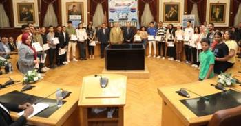   محافظ القاهرة يكرم 61 طالبا وطالبة متفوقين من أبناء دور الرعاية الاجتماعية